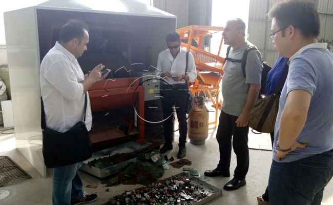 Customers in front of the electronic components dismantling machine